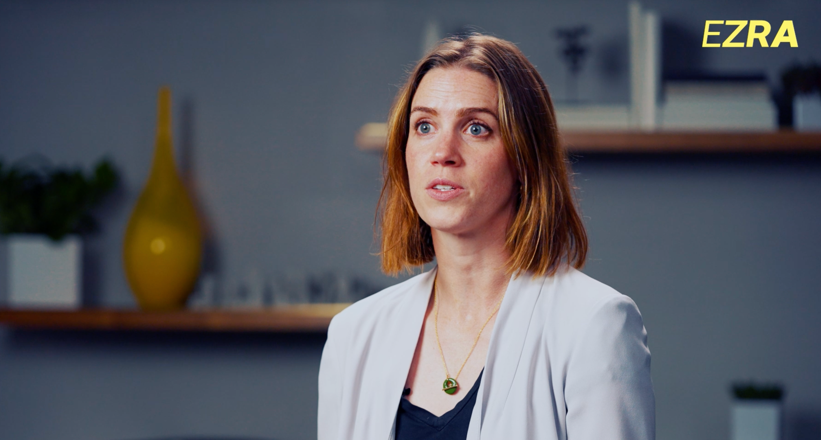 Miniatura del video de estudio de caso de PVH, mostrando a Megan Comerford, VP de Estrategia y Planificación de Personal en PVH