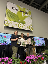 Award presentation for Haba Hydrangea