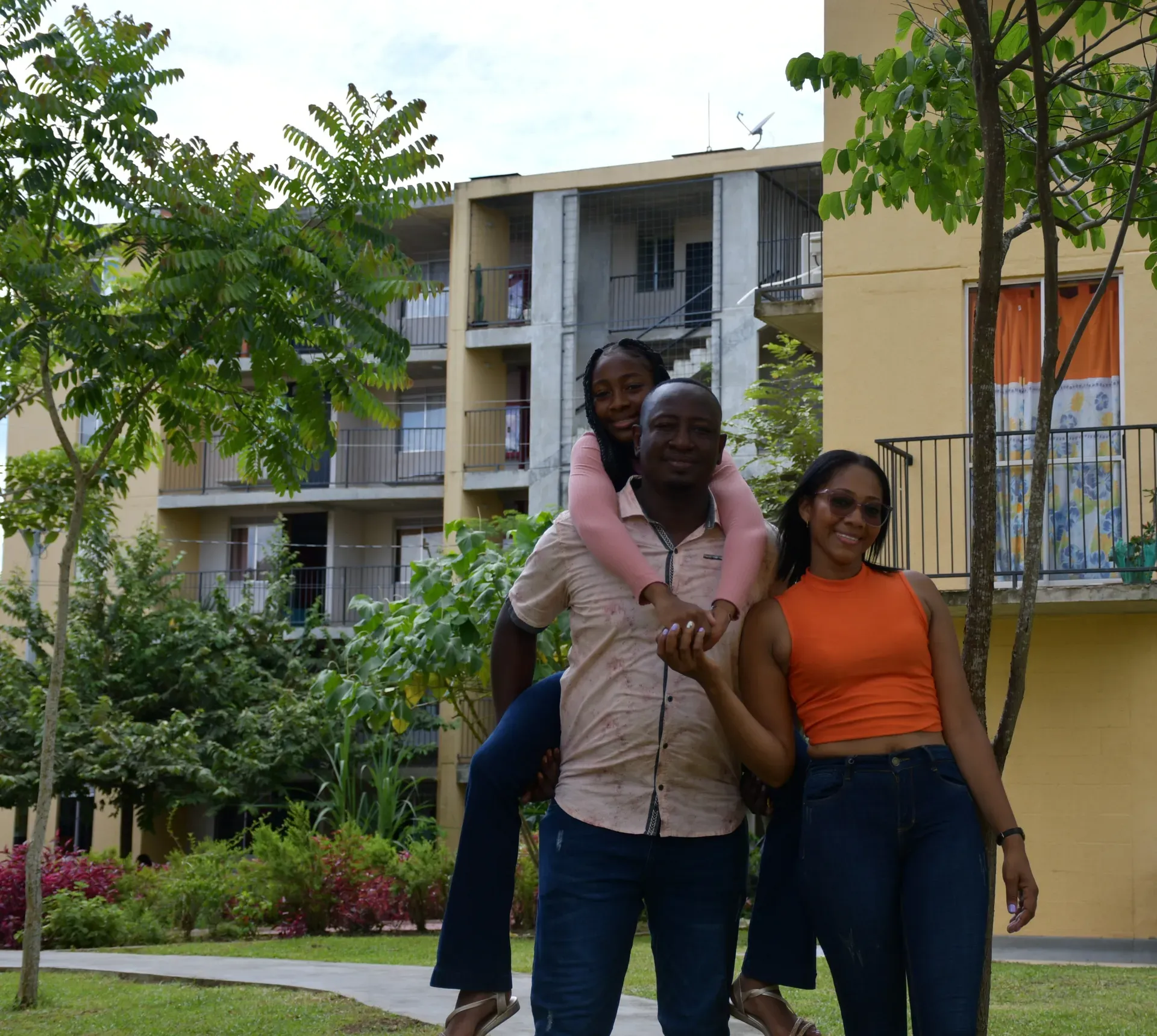 Familia en su vivienda nueva - Comfama