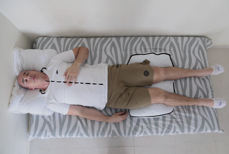 Es bueno dormir con una almohada debajo de las rodillas?