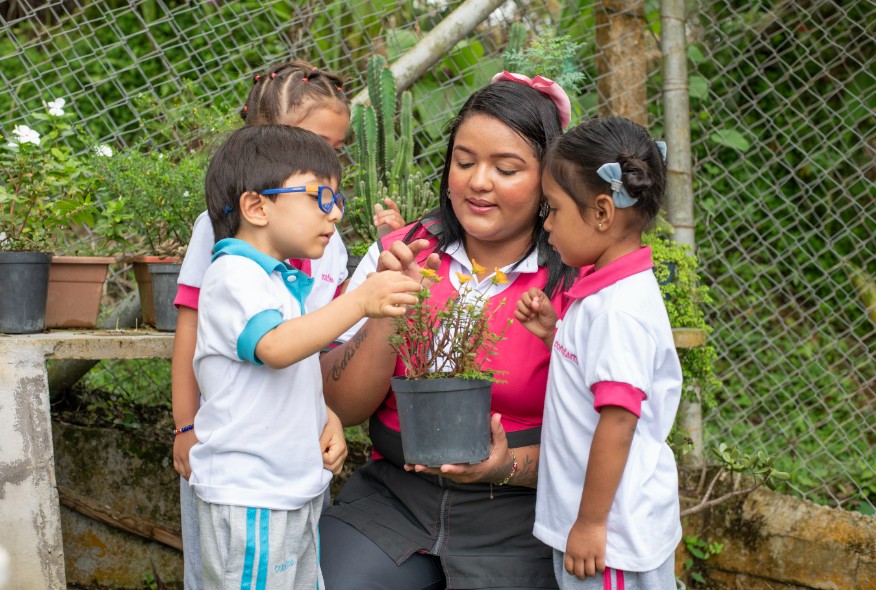 niños en la huerta del jardin manzanillo