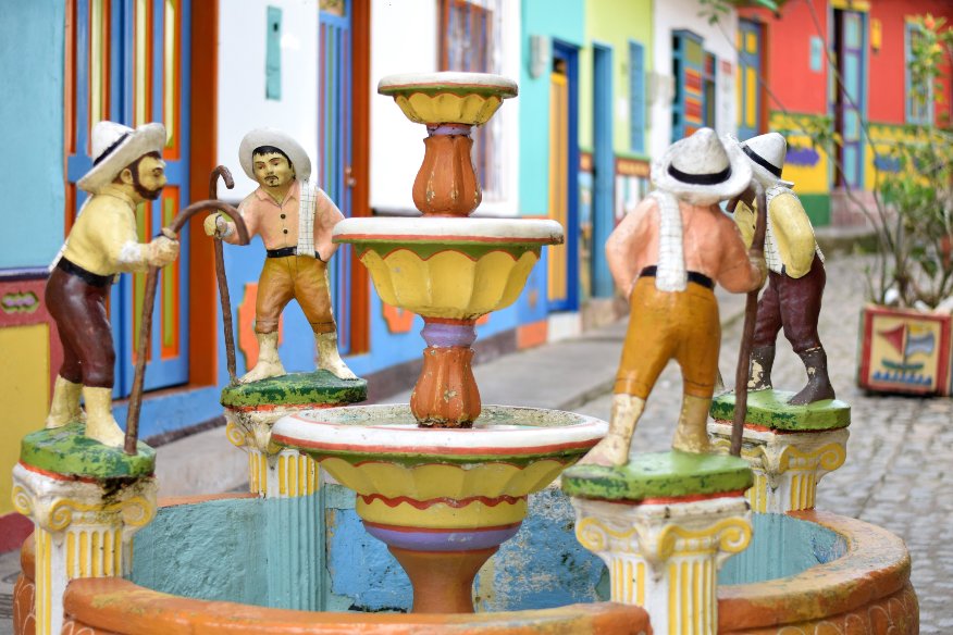 Guatape-caja-colores