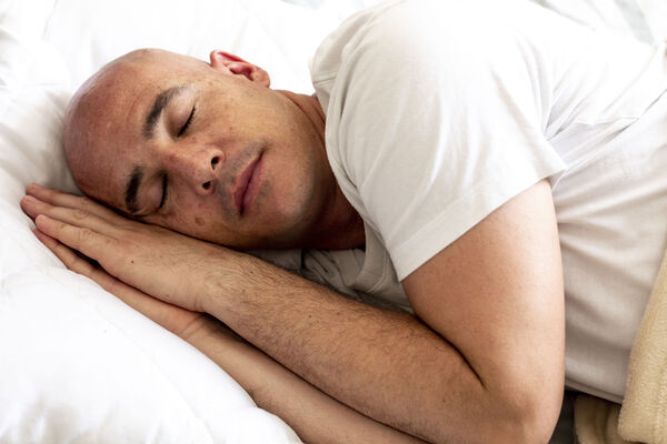 Cuál es la mejor postura para dormir bien