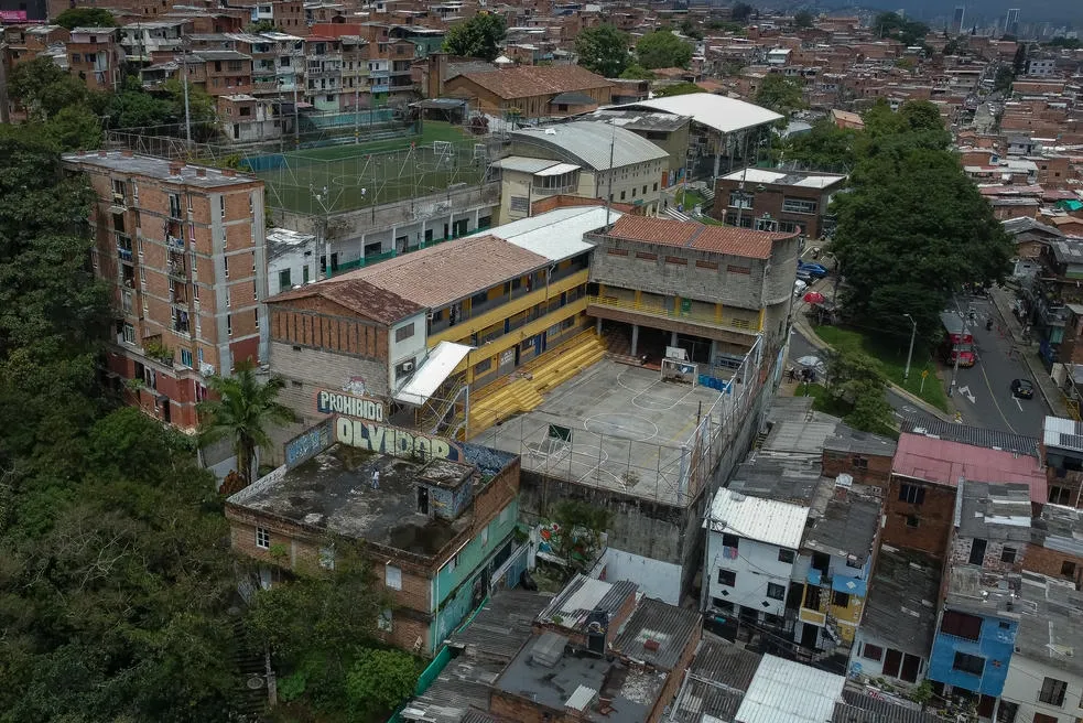 17-andres-lopez-cronicas-del-barrio-claudia-vasquez