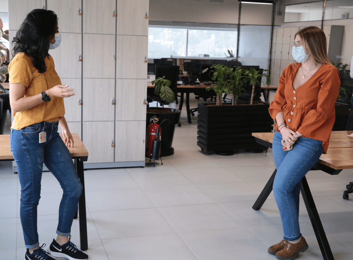 mujeres-hablando-con-tapabocas-en-sede-comfama