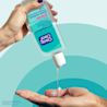 Une main tient un flacon de nettoyant facial sans huile Clean & Clear® Morning Burst et presse un peu du produit dans la paume