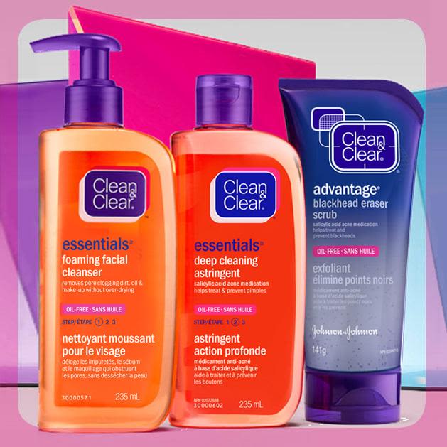 Trois bouteilles de produits nettoyants Clean & Clear