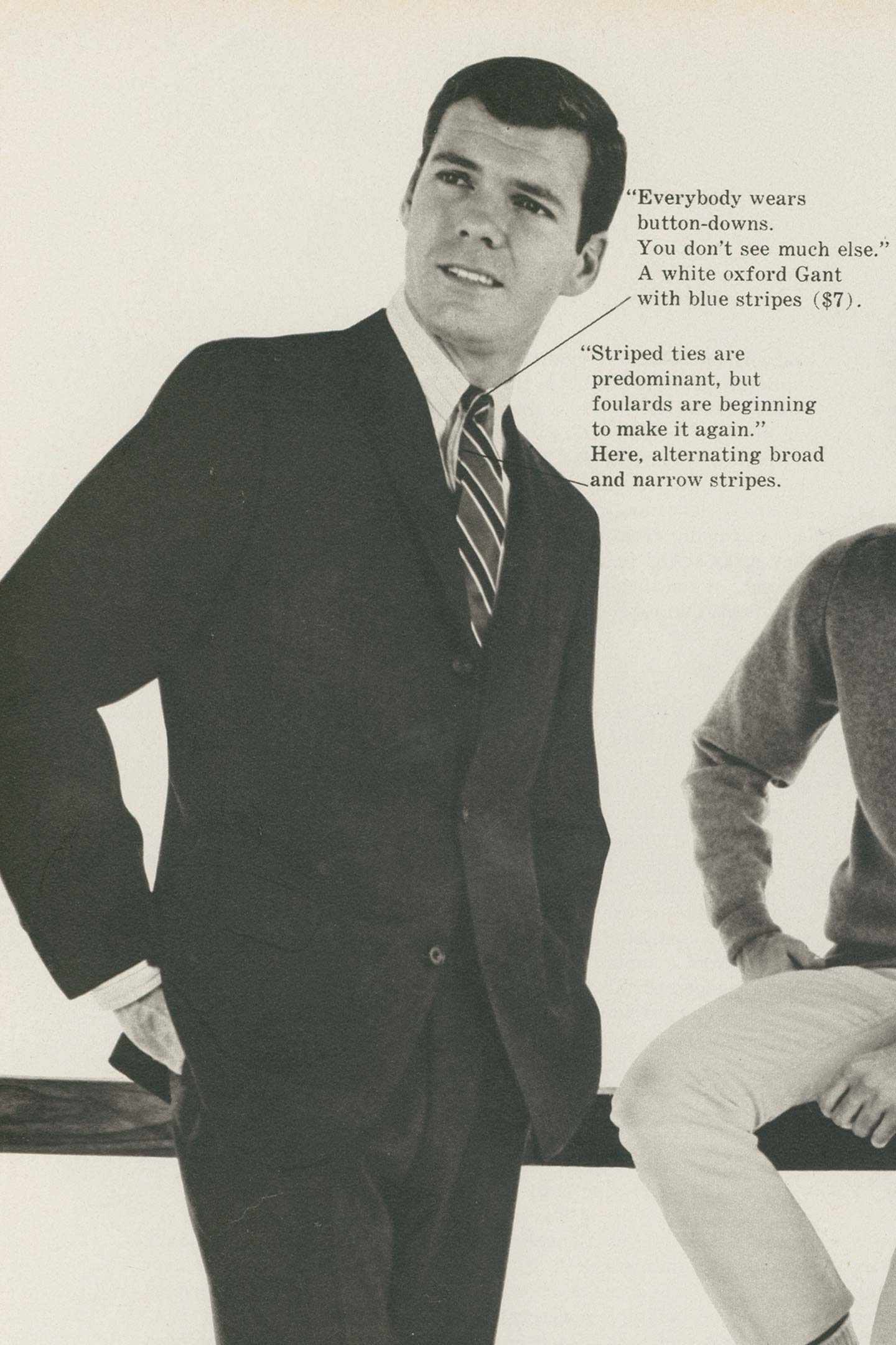 Pubblicità vintage che mostra un uomo con una camicia Gant, una giacca su misura e una cravatta a righe.