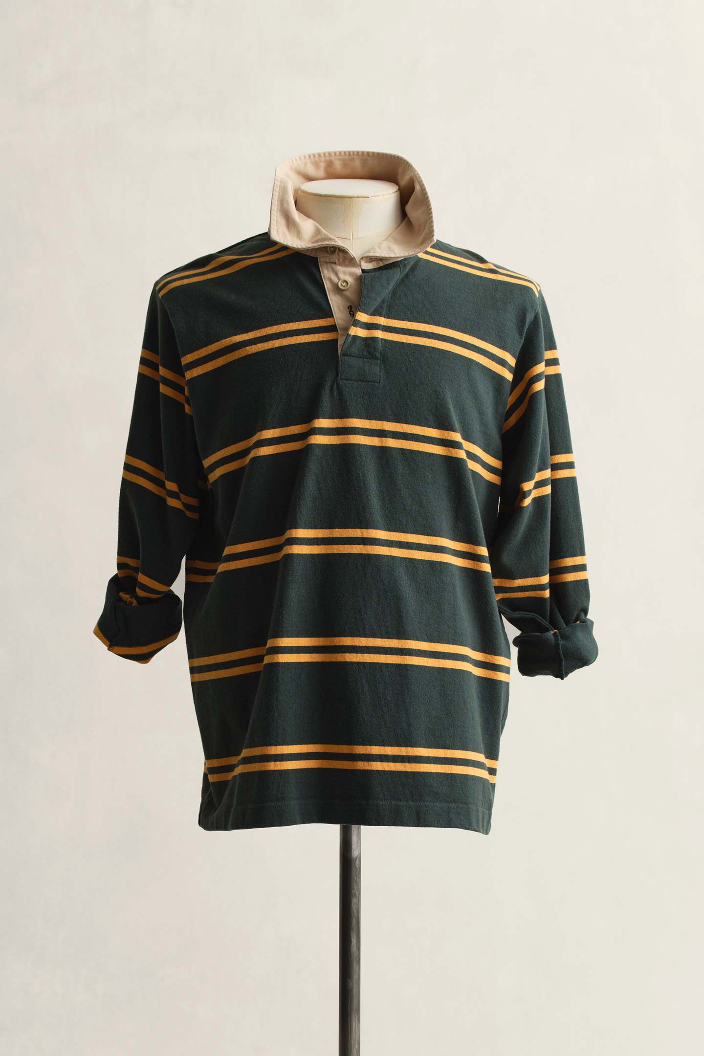 Camicia da rugby a righe vintage Gant esposta su un manichino.