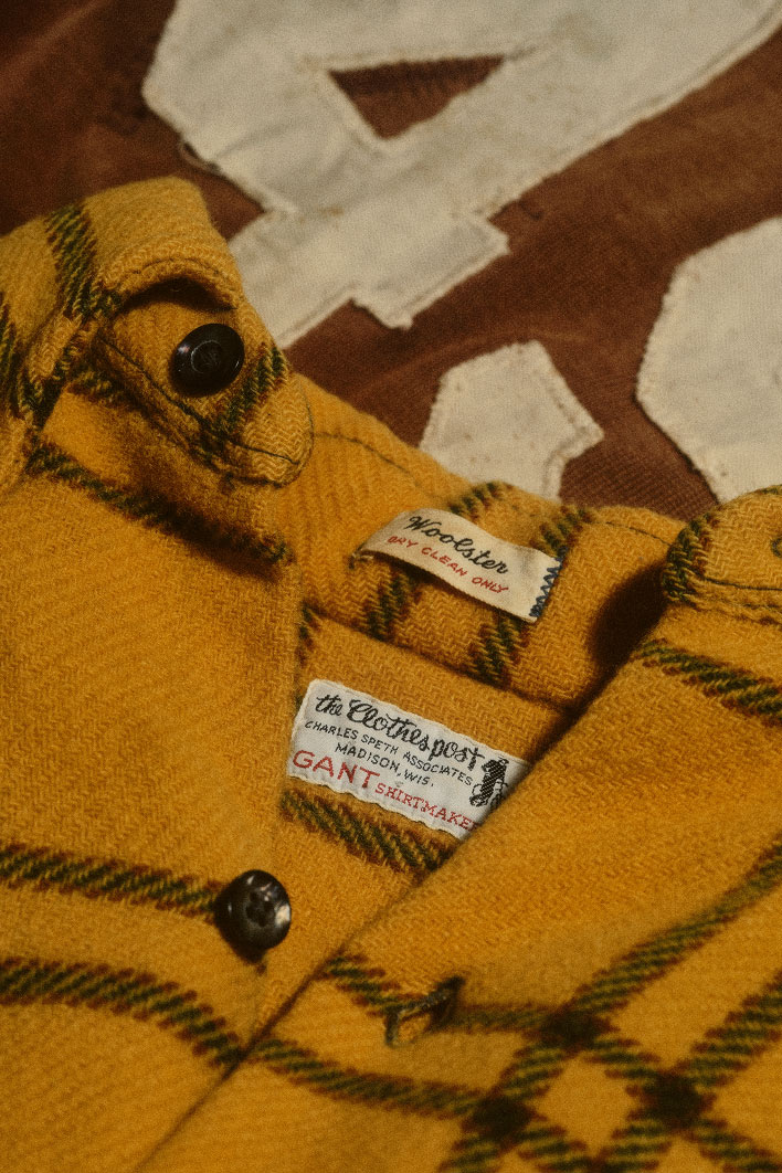 Primo piano di una camicia di flanella vintage gialla Gant con dettagli a quadri.