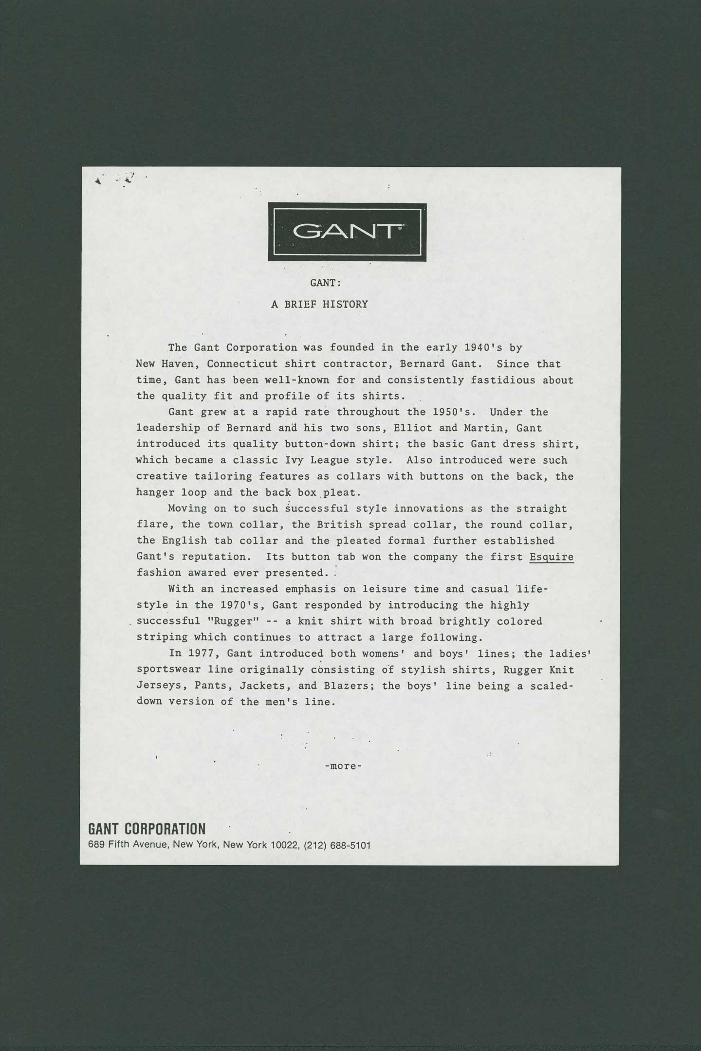 Foglio stampato sulla storia dell'azienda Gant che illustra le origini del marchio e la produzione di camicie.