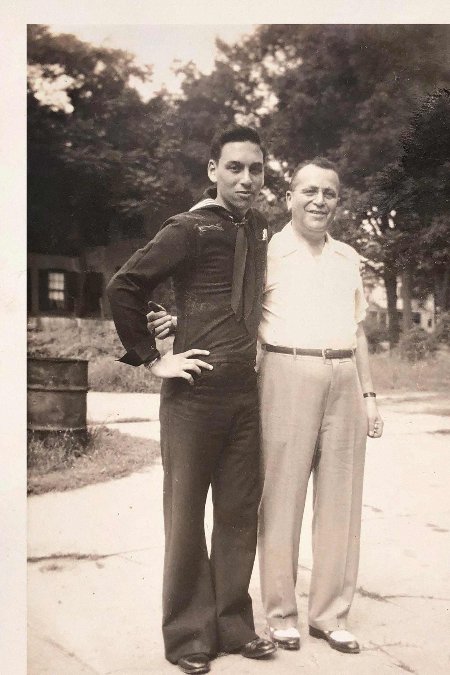 Foto del nostro fondatore Bernard Gantmacher in piedi all'aperto con suo figlio.