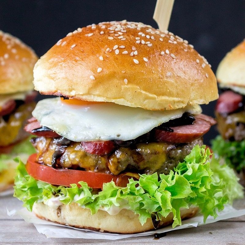 BBQ burger with fried egg and bacon