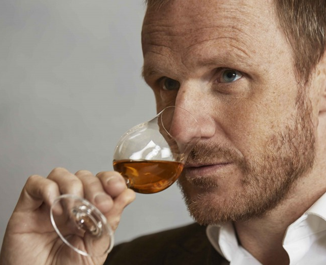 Ein Mann nippt vorsichtig an einem Glas Whiskey, der die Handwerkskunst The Singleton Gourmand Collection repräsentiert.