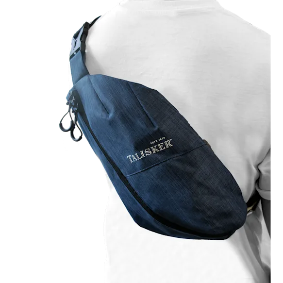 Marinefarbene Talisker-Umhängetasche mit dezentem Branding.
