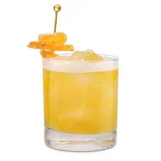 Ein Penicillin-Cocktail in einem Eisglas mit kandiertem Ingwer als Garnitur.