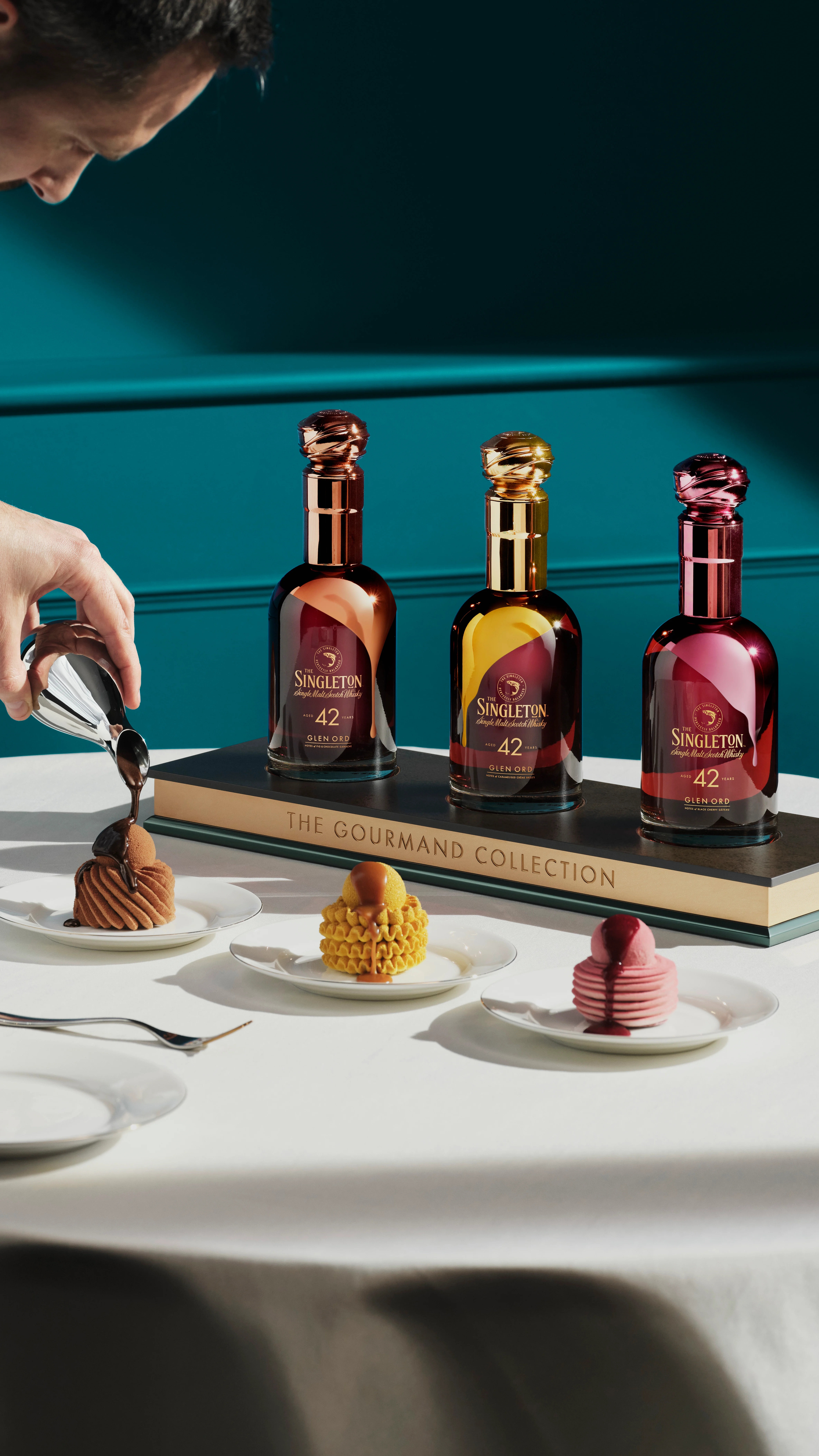 De Singleton Gourmand Collection-flessen worden tentoongesteld met desserts en een glas whisky, waarbij het 42-jarige rijpingsverhaal wordt benadrukt.