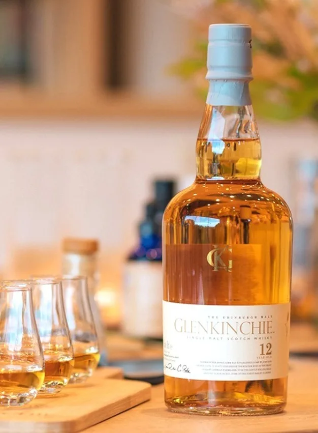 Een fles Glenkinchie-whisky in een lichte, goed verlichte kamer.