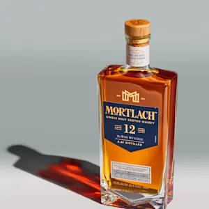 一瓶 Mortlach 純麥芽蘇格蘭威士卡放在金色和藍色背景前的基座上。