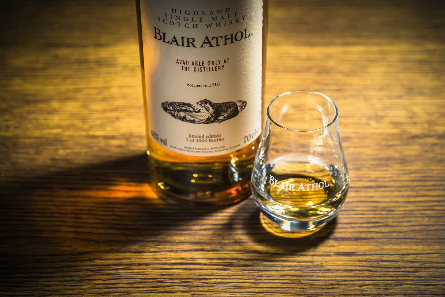 Drei Holzfässer stehen seitlich in einer Reihe nebeneinander.