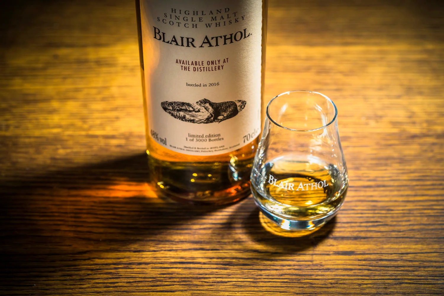 Drei Holzfässer stehen seitlich in einer Reihe nebeneinander.