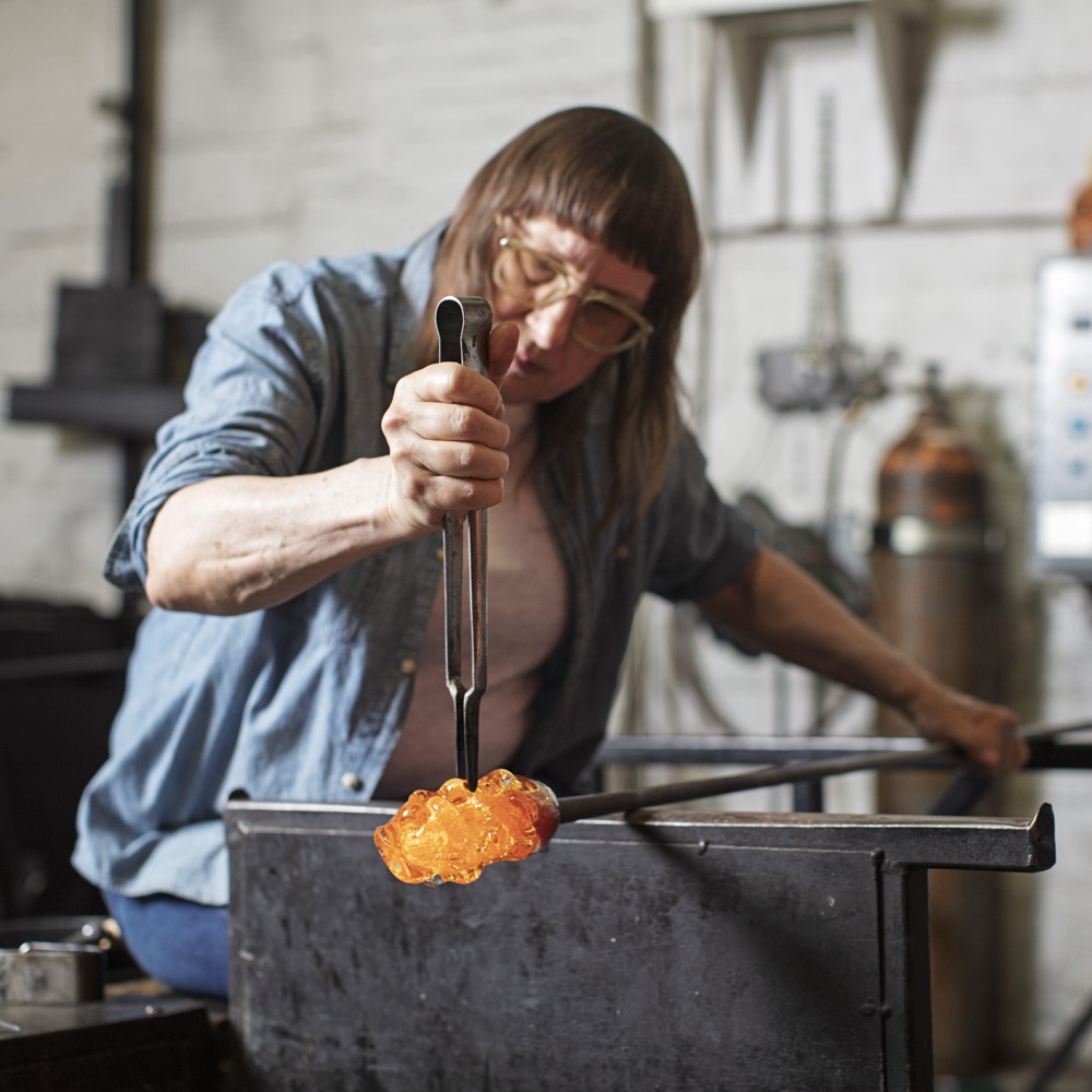 Deborah Czeresko making Morphic glass vessels
