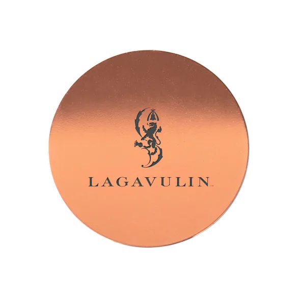 Ein Untersetzer aus Kupfer mit dem Lagavulin Logo.
