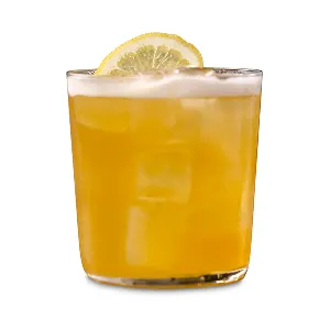 Ein Gold Rush-Cocktail in einem Eisglas mit Zitrone