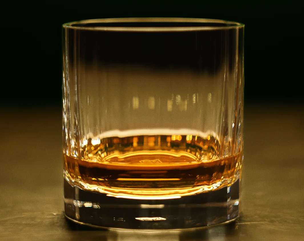 Close-up van Lagavulin whisky in tumbler met rechte rand