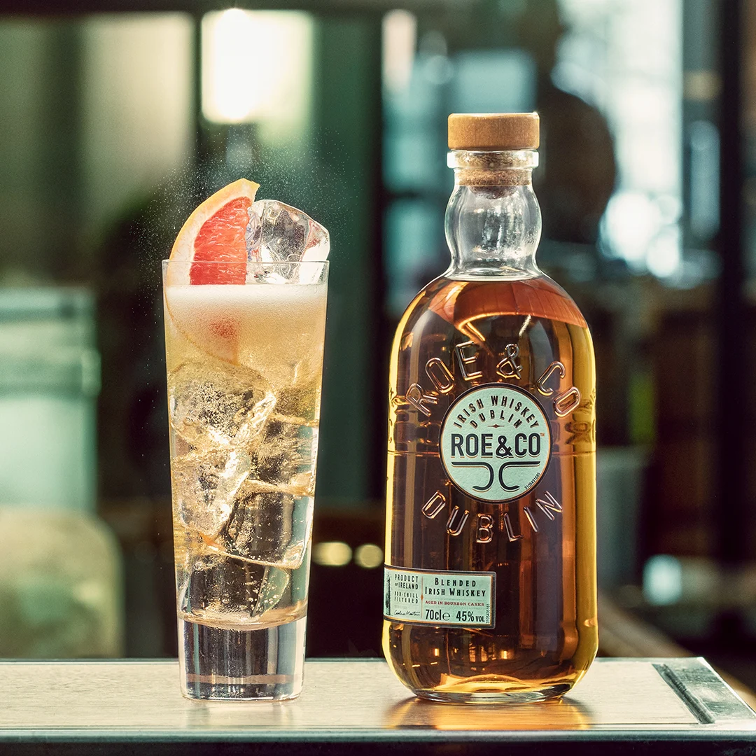 Een kuit en co whiskyfles met een highball cocktail