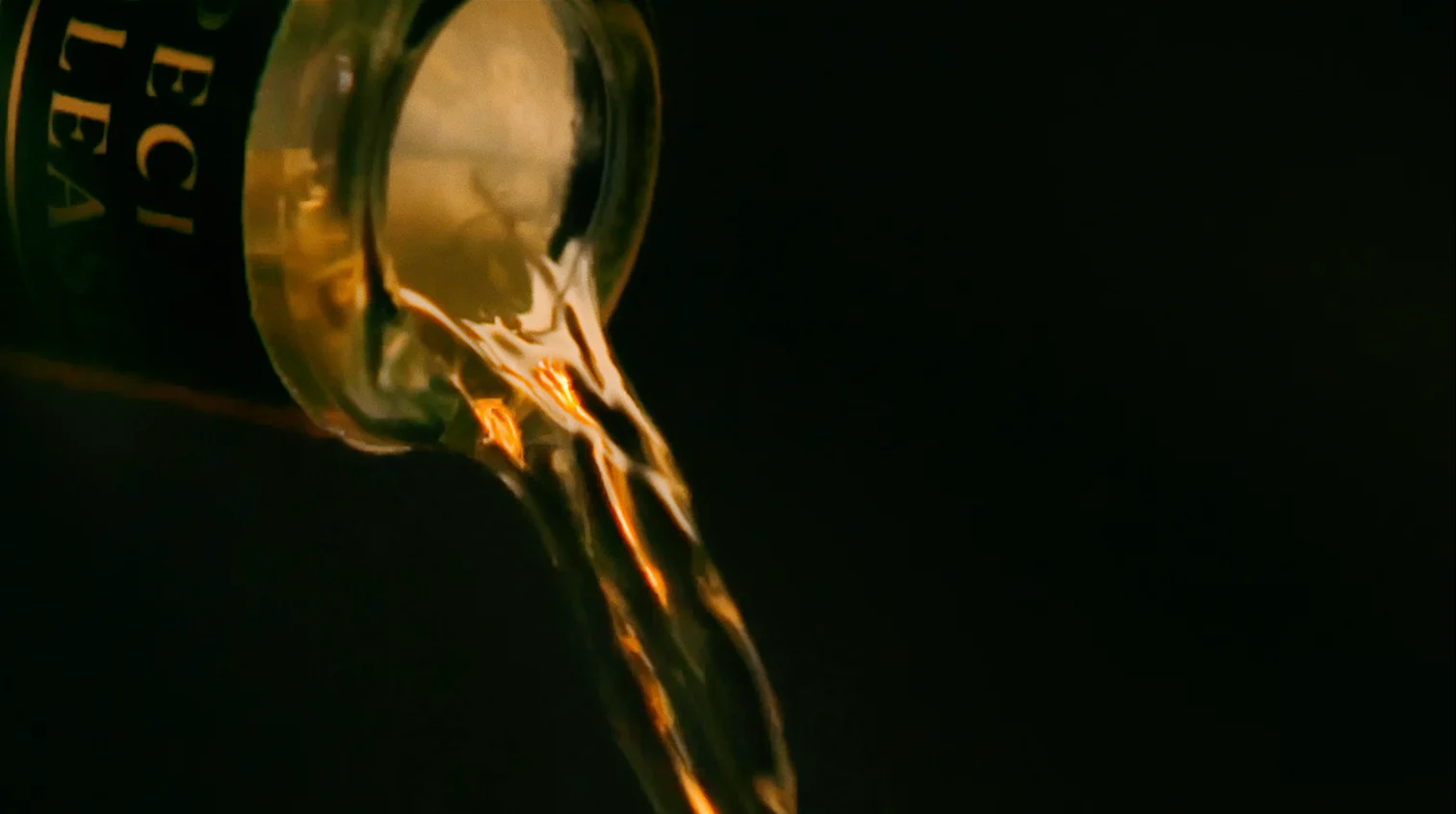 Lagavulin Grain & Embers whisky wordt uit de fles geschonken