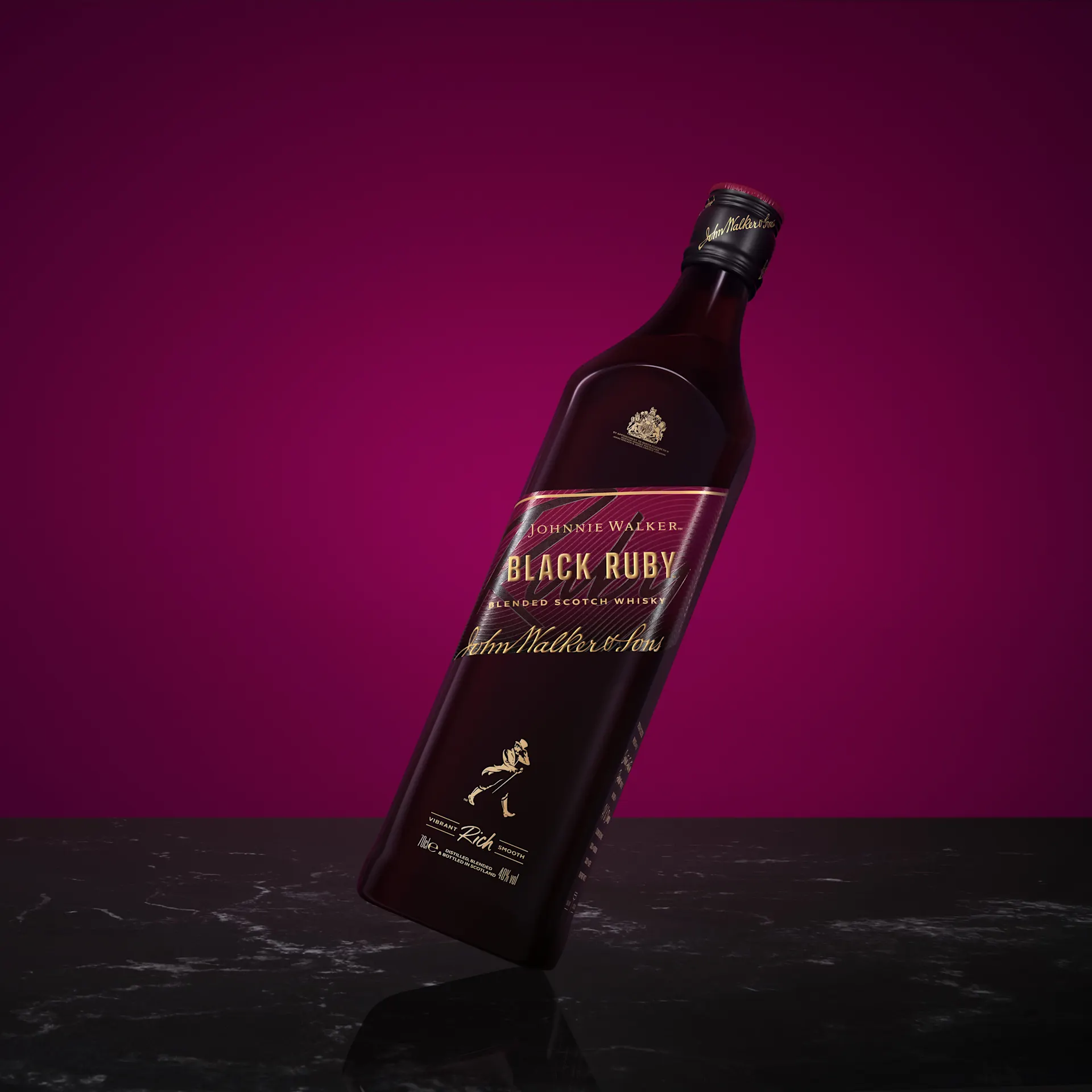 Een fles Johnnie Walker Black Ruby Blended Scotch Whisky op een zwart marmeren aanrecht met een diep robijnrode achtergrond.