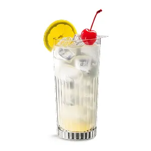 Ein John-Collins-Cocktail mit einer Zitrone und einer Kirsche als Garnitur.