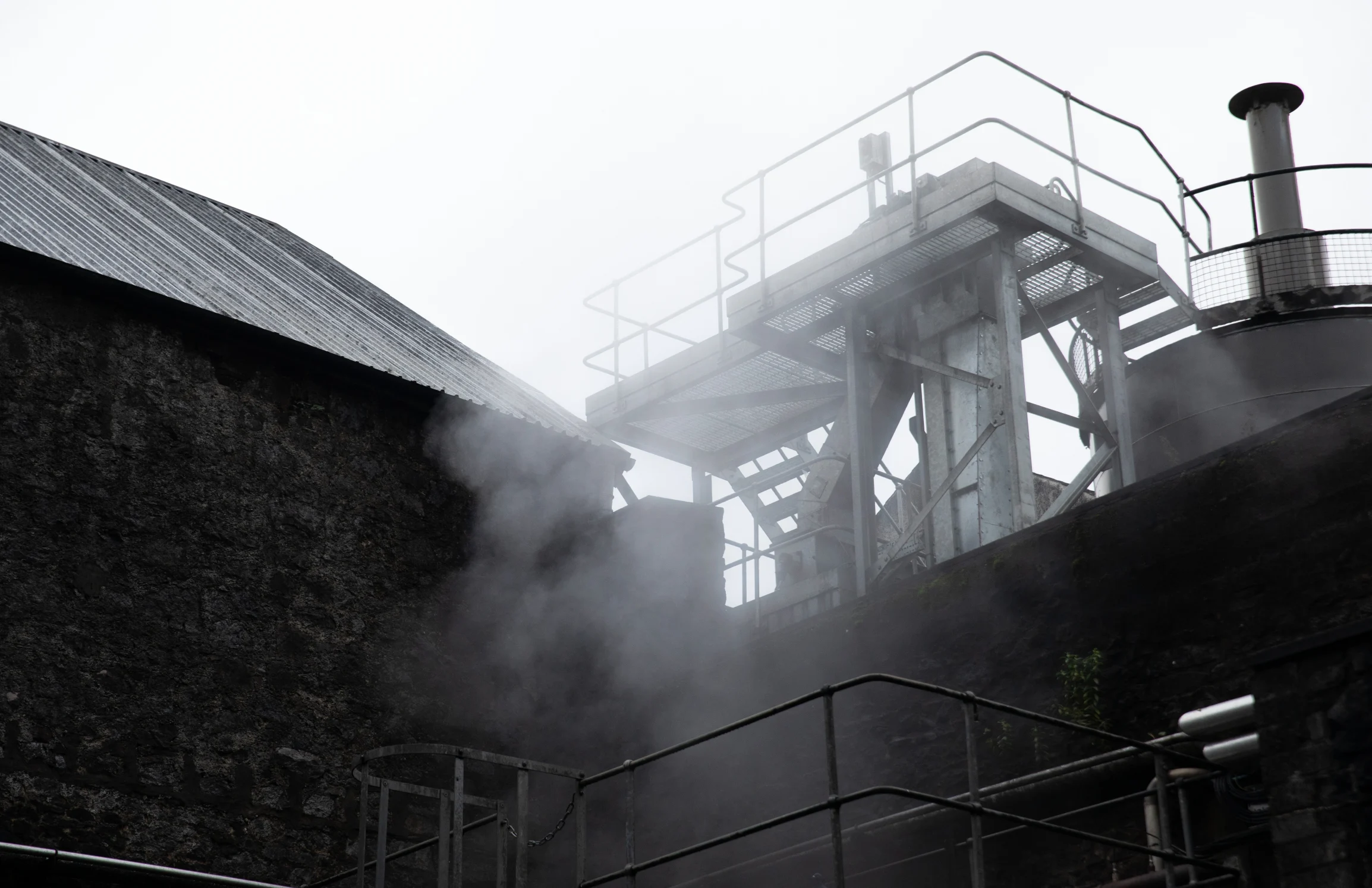Schwarz-Weiß-Außenaufnahme der Oban-Brennerei.
