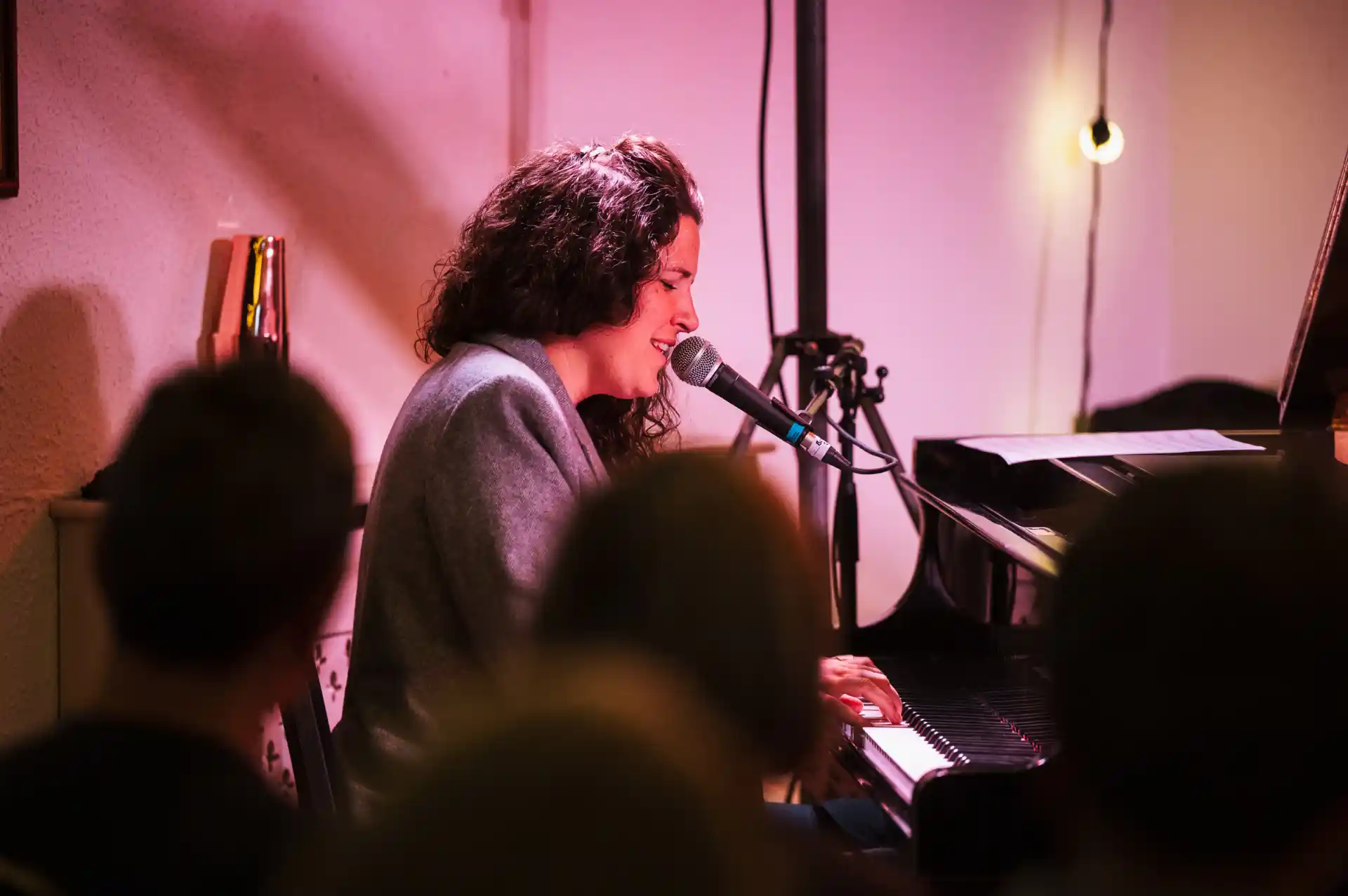 Women singing and playing piano for a group of people in the Lagavulin Jazz Festival