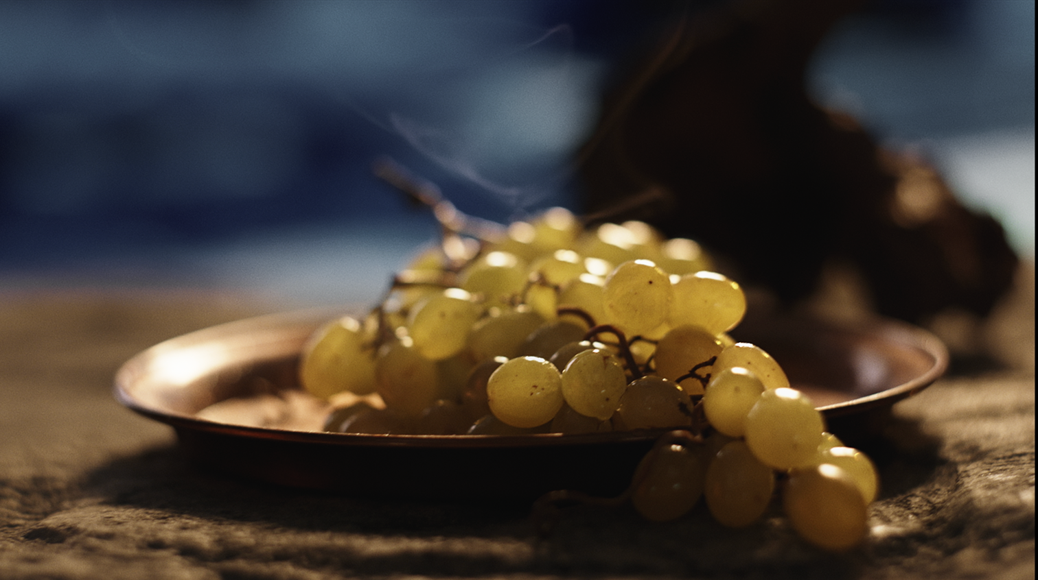 Fresh grapes on a copper tray evoking fruity whisky notes