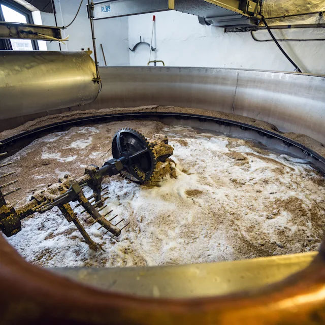 Ein Bottich mit Gerste und Wasser