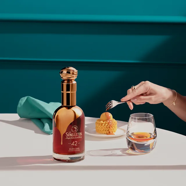 De Singleton fles met een dessert en een glas whisky, met de nadruk op tonen van gekarameliseerde crème brûlée.