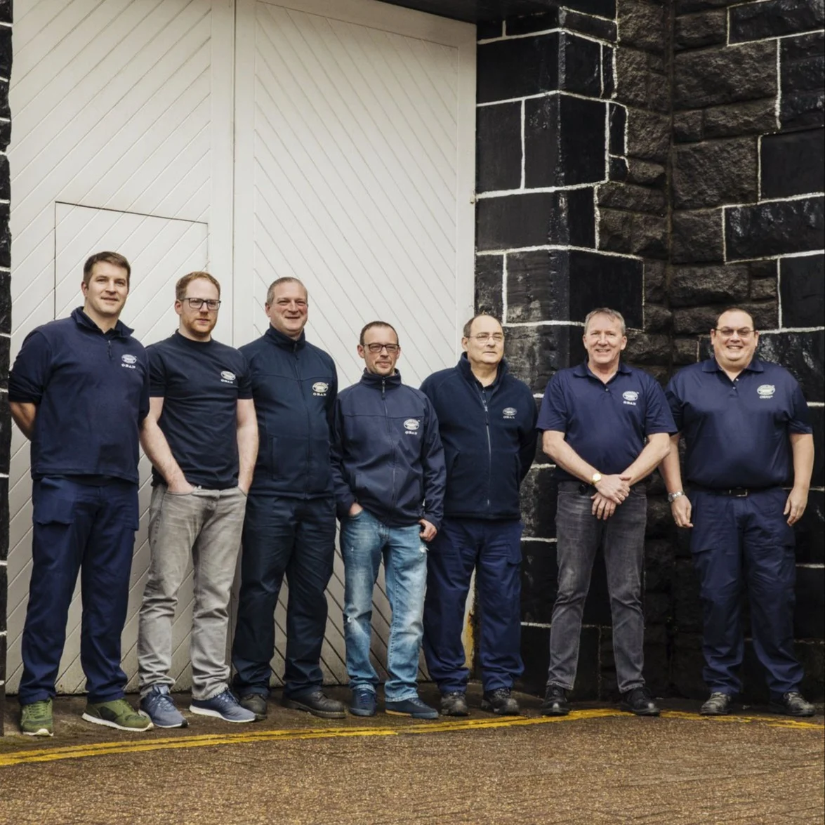 Die sieben Männer, die das Team der Destillerie von Oban bilden.