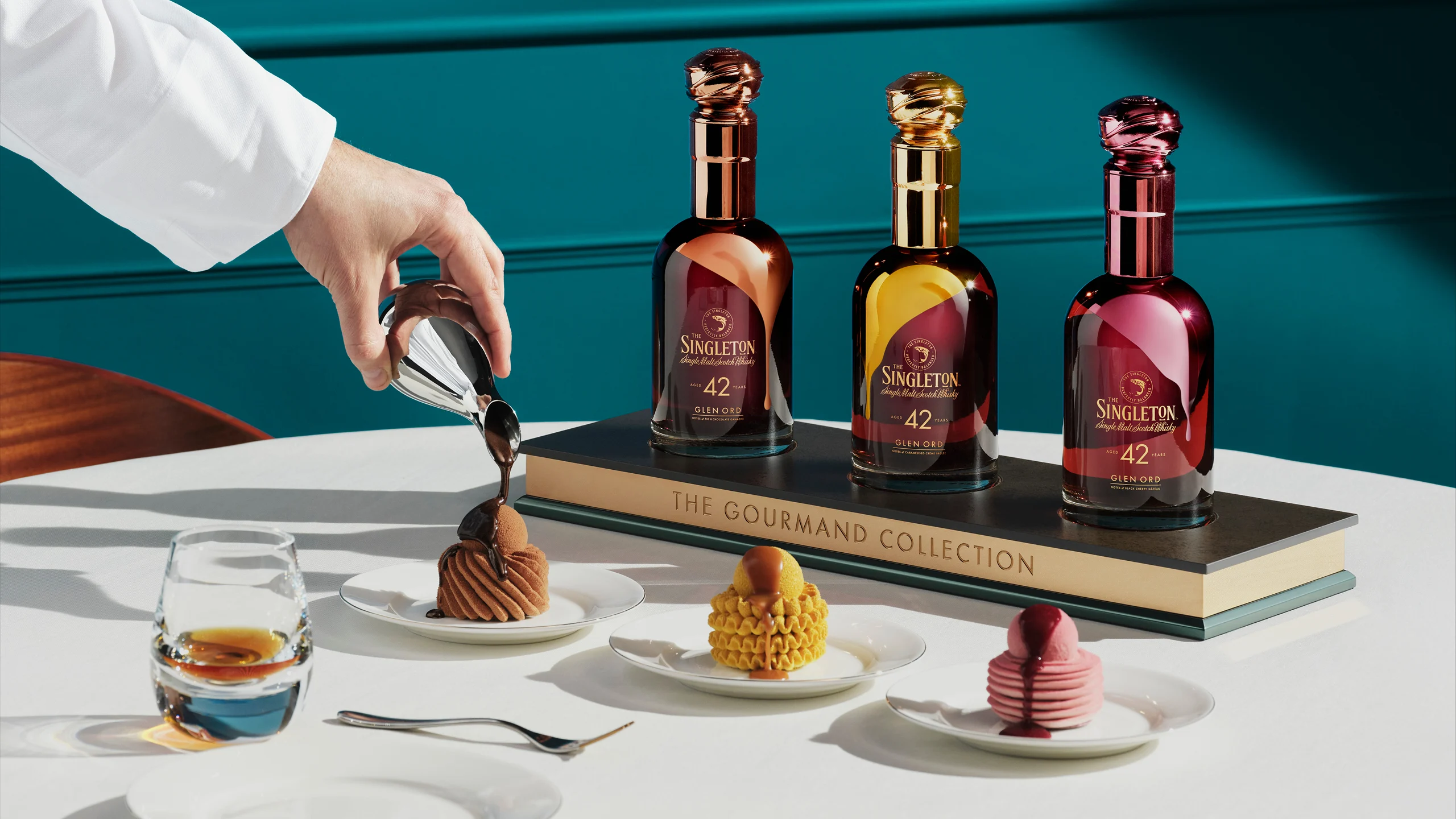 De Singleton Gourmand Collection-flessen worden tentoongesteld met desserts en een glas whisky, waarbij het 42-jarige rijpingsverhaal wordt benadrukt.