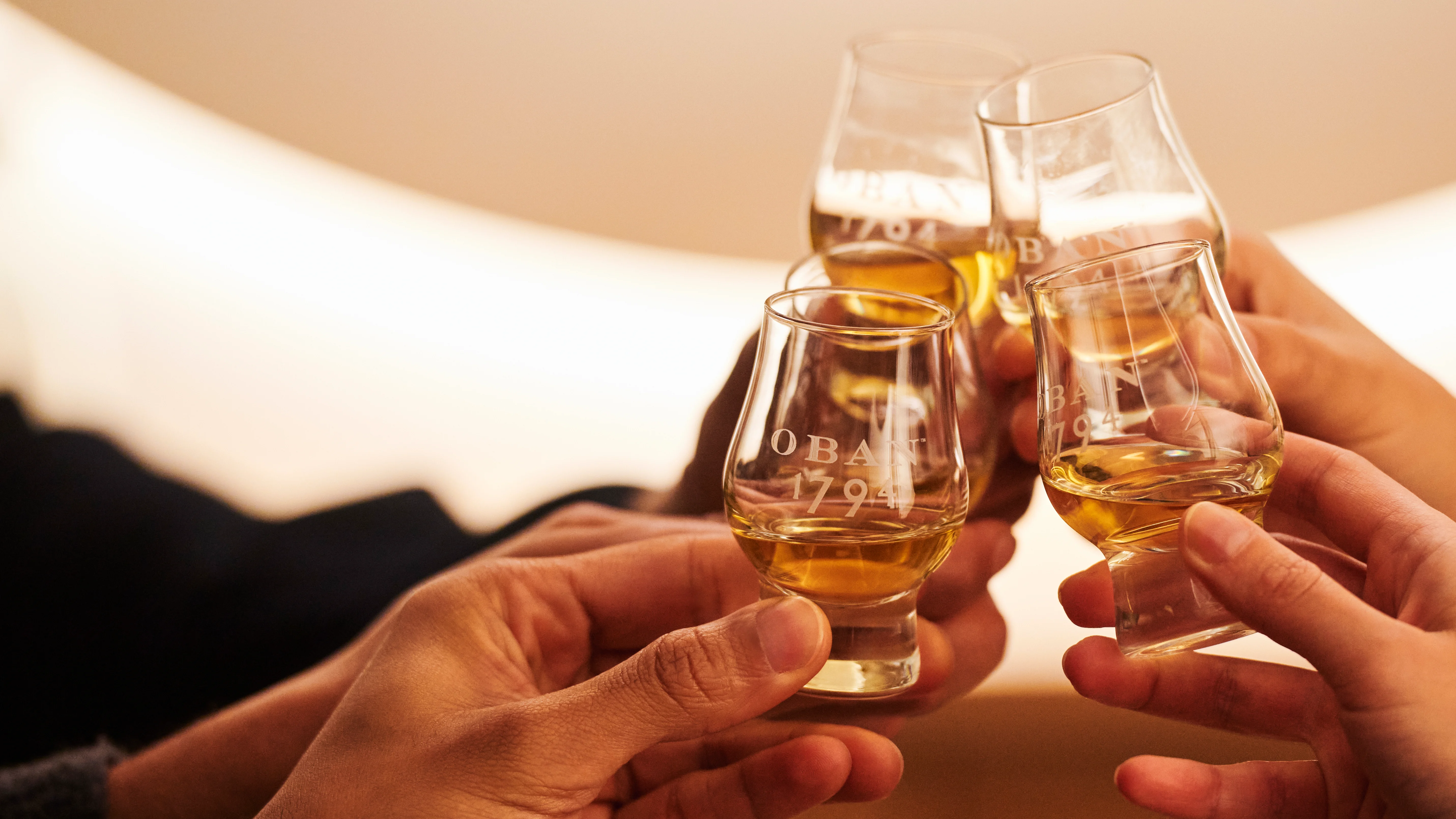 Distillers Edition Portfolio in een rij met cadeaus ernaast.