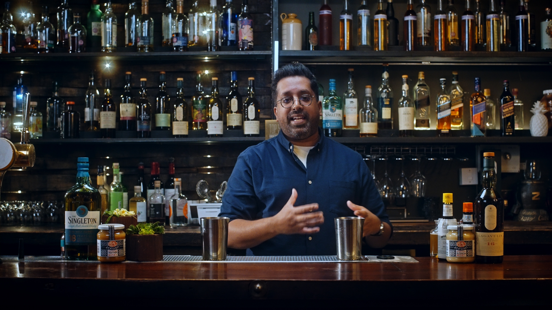 Herr Lyan steht hinter einer Bar