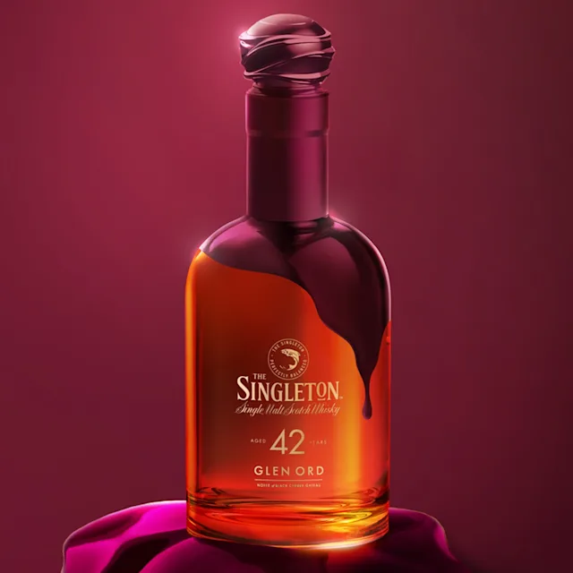 Singleton 42-Year-Old Glen Ord fles met op zwarte kersen geïnspireerd ontwerp op een bordeauxrode achtergrond.