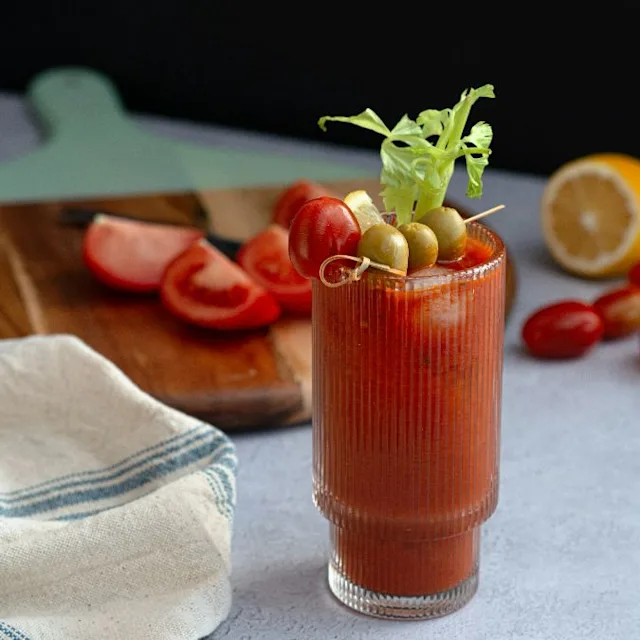 Een Bloody Mary cocktail op een aanrecht