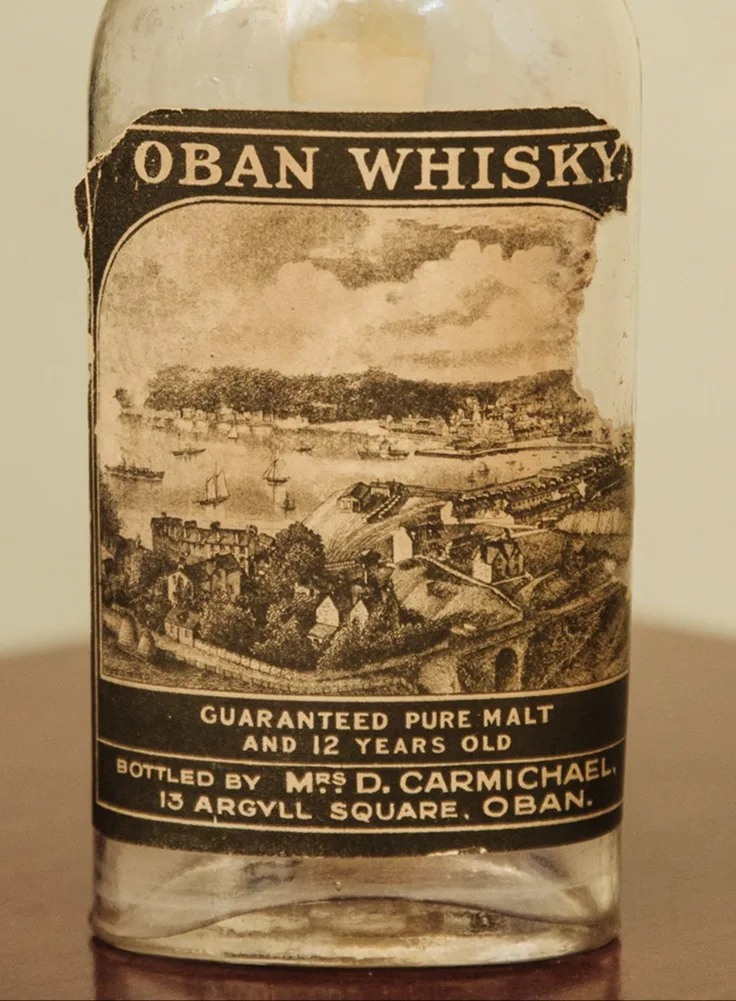 Vintage-Etikett der Oban-Brennerei auf einer alten Whiskyflasche.