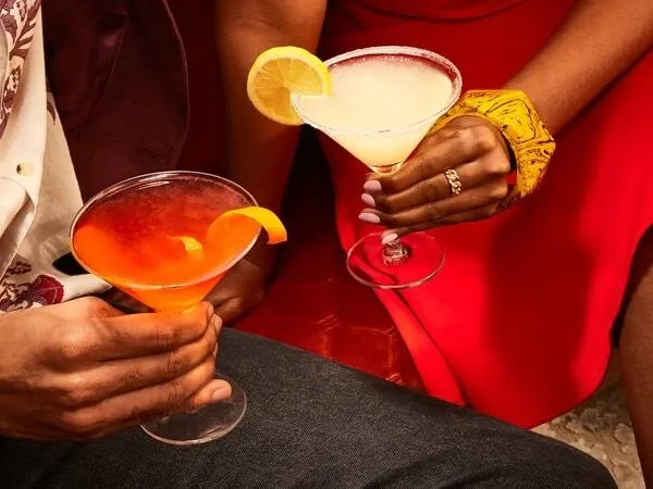 Ein Paper Plane-Cocktail in einem Coupe-Glas mit einer Zitronenschalen-Drehung als Garnierung.