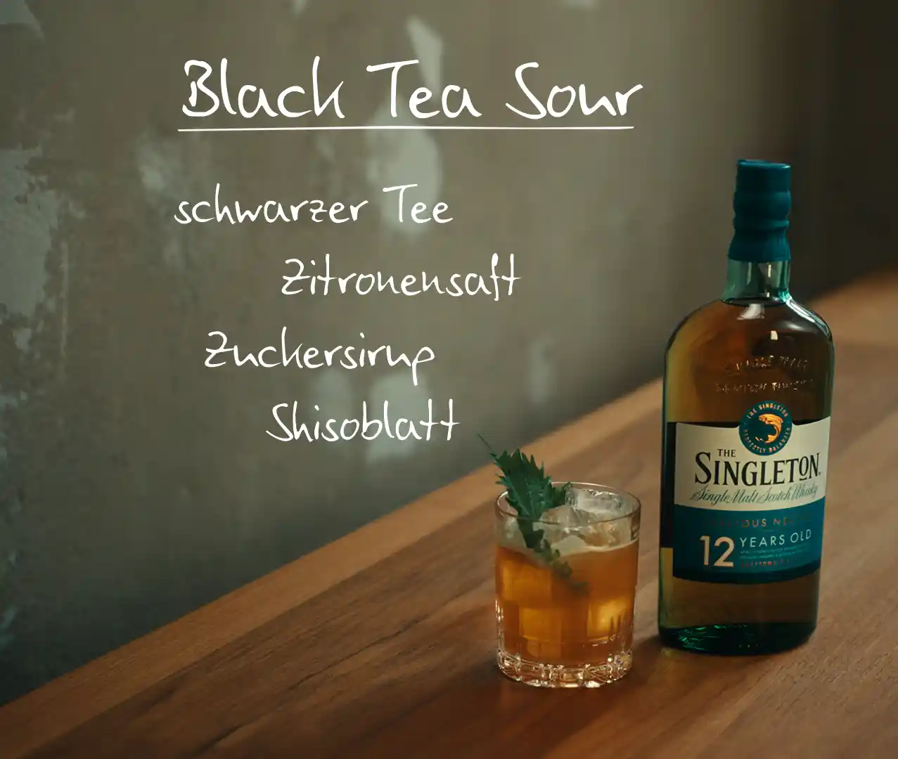 Eine Flasche 12 Jahre alter Singleton steht neben einem Black Tea Sour-Cocktail, auf dem die Zutaten in weißer Schrift eingeblendet sind.