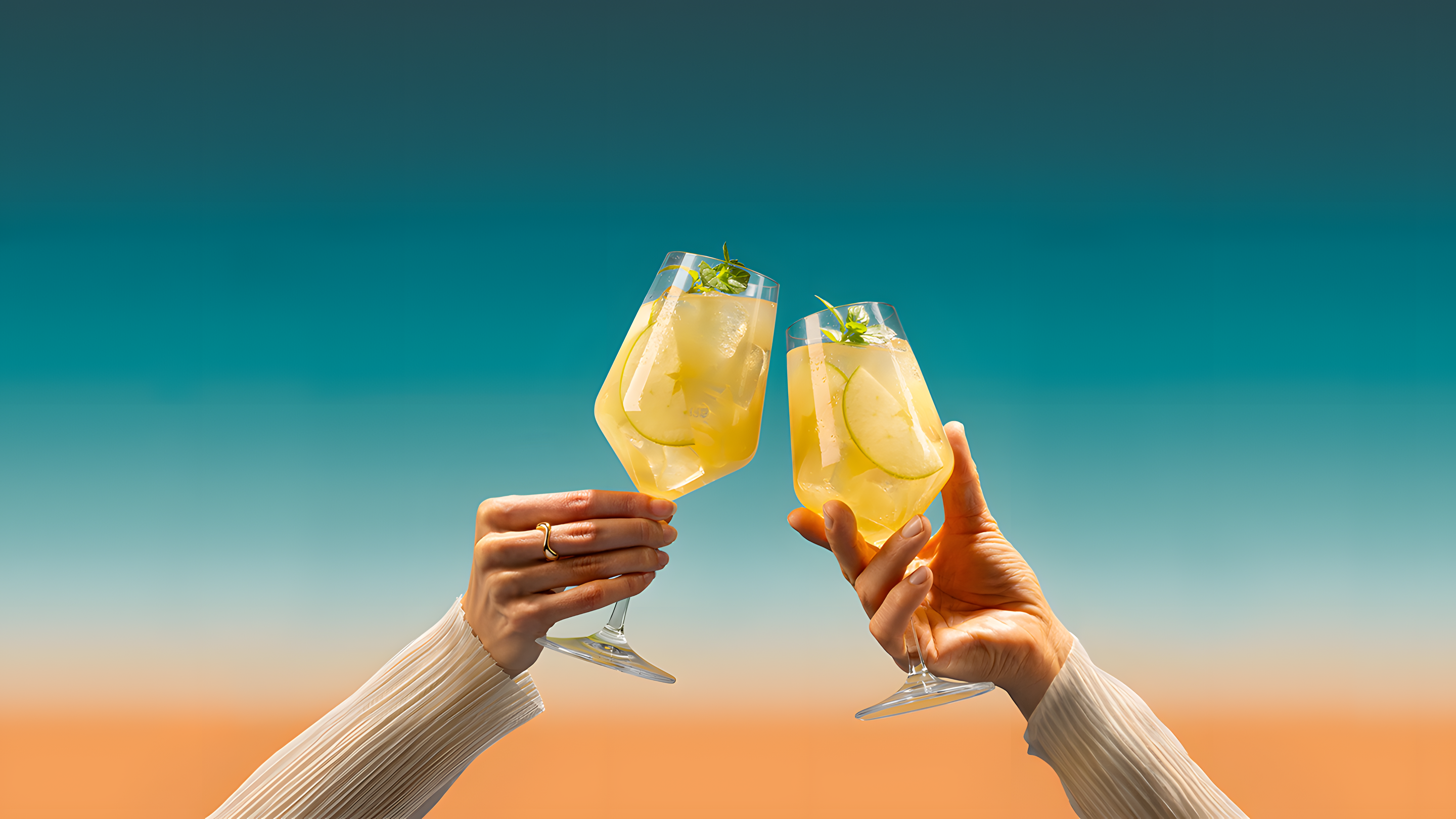 Zwei Cocktails werden zum Anstoßen erhoben.