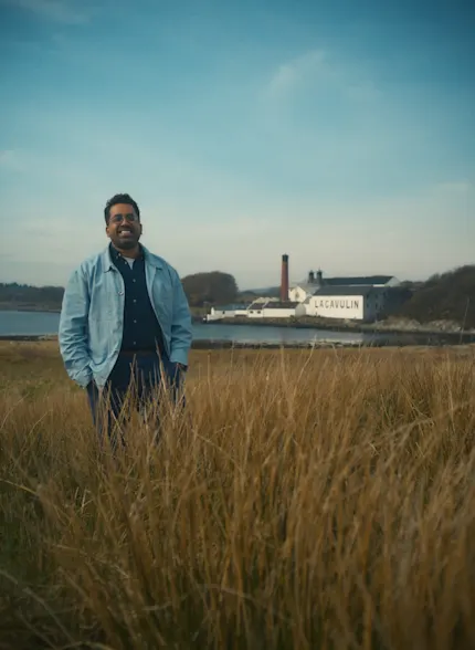 Ryan Chetiyawardana, Mr. Lyan, staand in de velden bij de Lagavulin distilleerderij op Islay