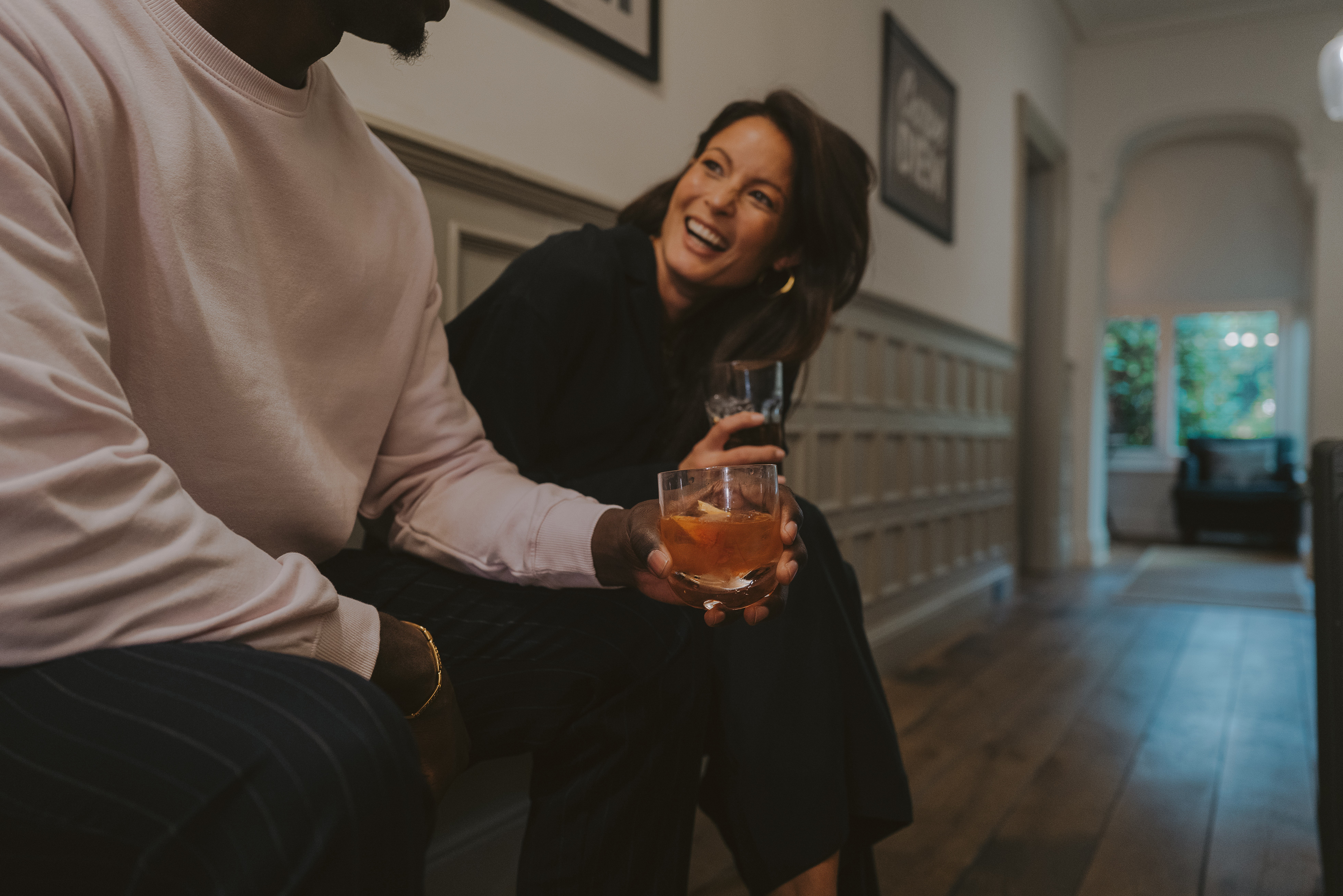 Twee vrienden genieten van whiskycocktails